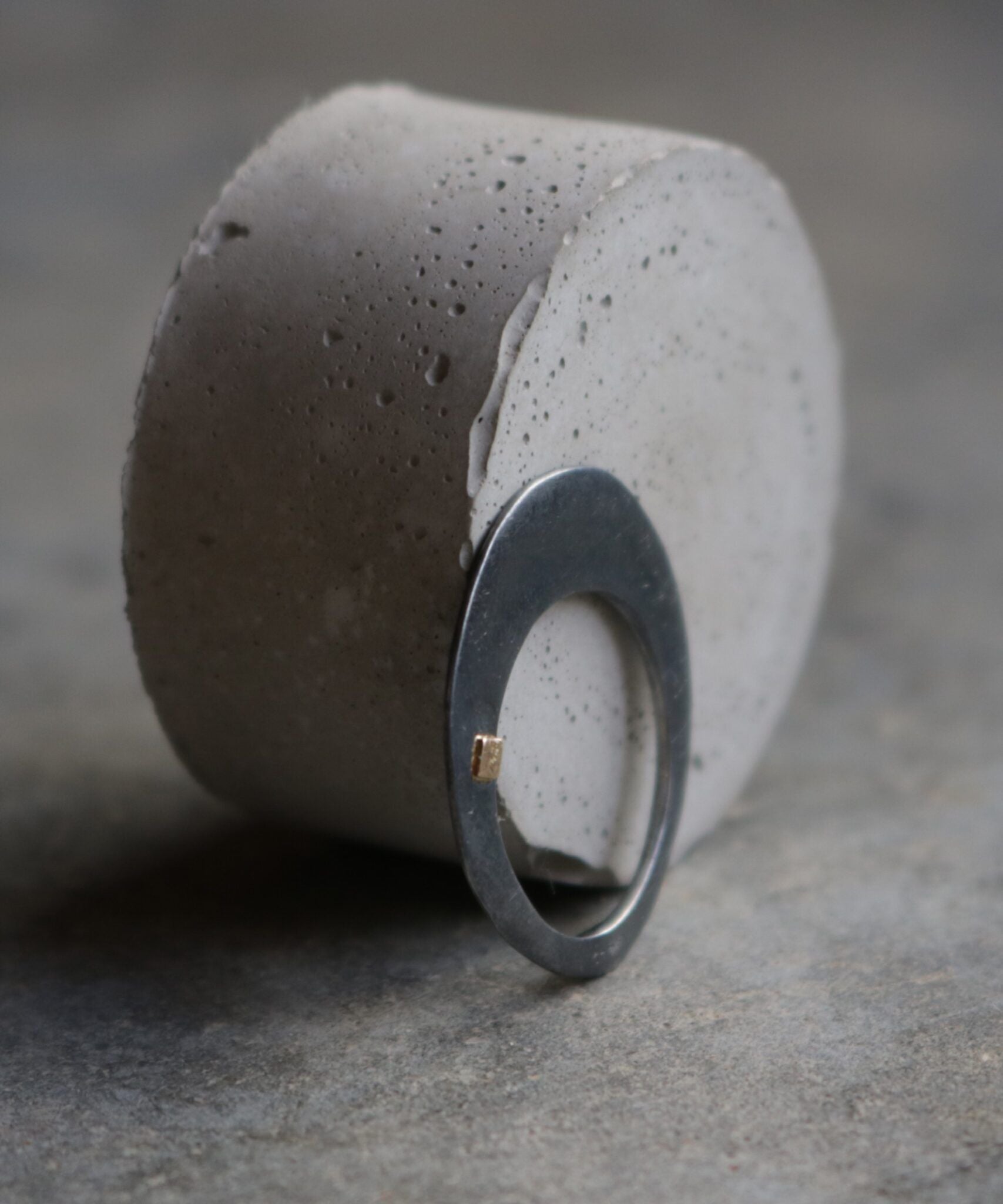 Pilou dark ring