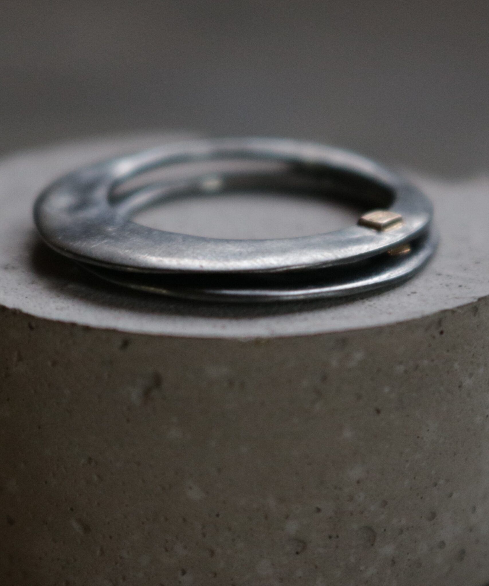 Pilou dark ring